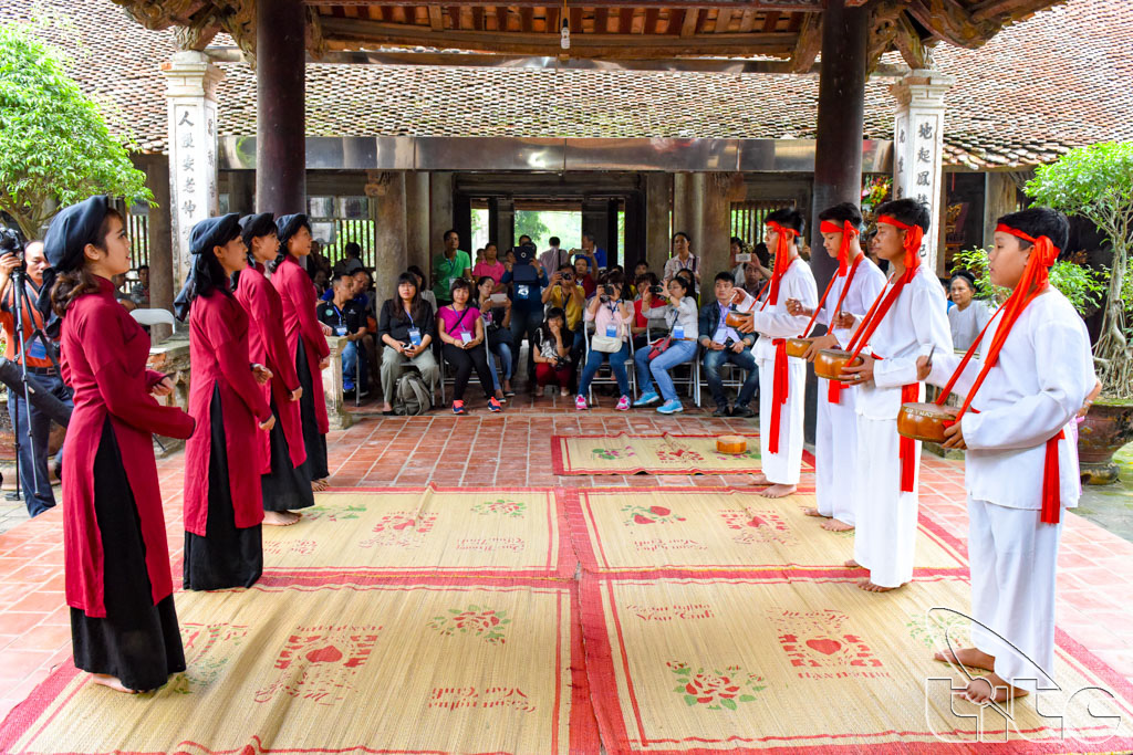 Đoàn xem biểu diễn hát Xoan cổ tại đình cổ Hùng Lô (Phú Thọ)