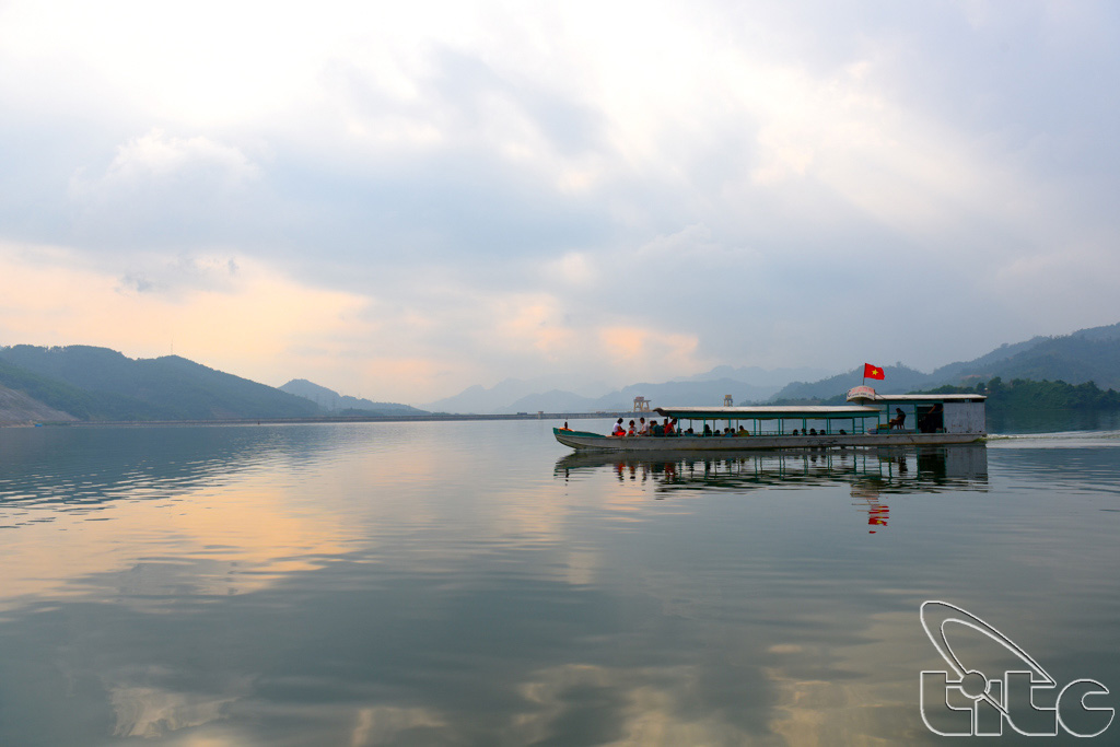 Đoàn tham quan lòng hồ thủy điện Na Hang (Tuyên Quang)