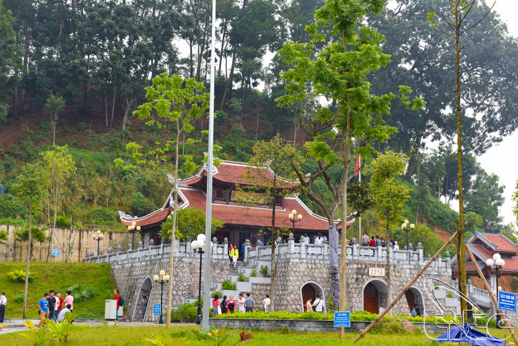 Đoàn tham quan và dâng hương tại đền thờ Bác Hồ (Tuyên Quang)
