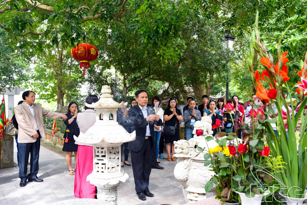 Đoàn khảo sát thắp hương tại đền thờ Kinh Dương Vương (Bắc Ninh)