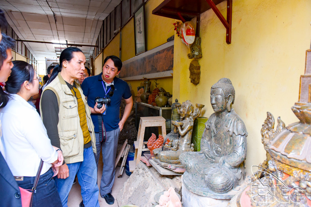 Đoàn tham quan cơ sở sản xuất Gốm sứ mỹ nghệ Luy Lâu (Bắc Ninh)