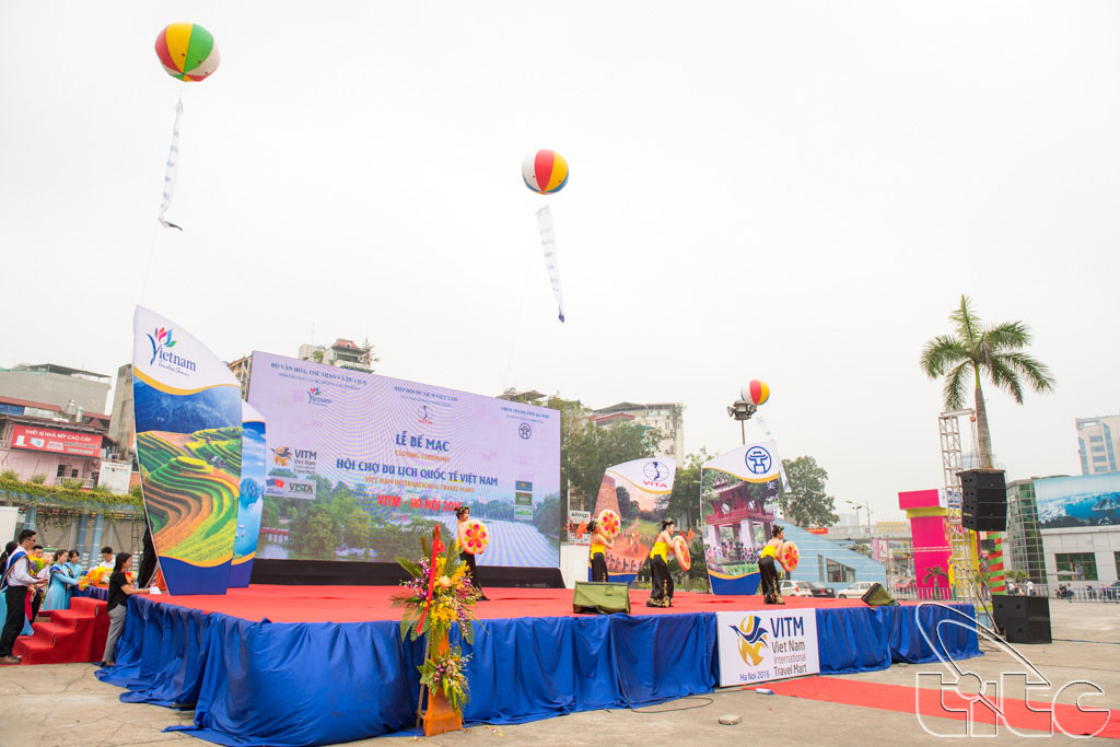 Biểu diễn văn nghệ tại lễ bế mạc Hội chợ Du lịch quốc tế - VITM Hà Nội 2016