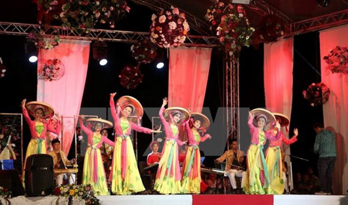 Le Viet Nam se produit au Festival du folklore mondial en Roumanie