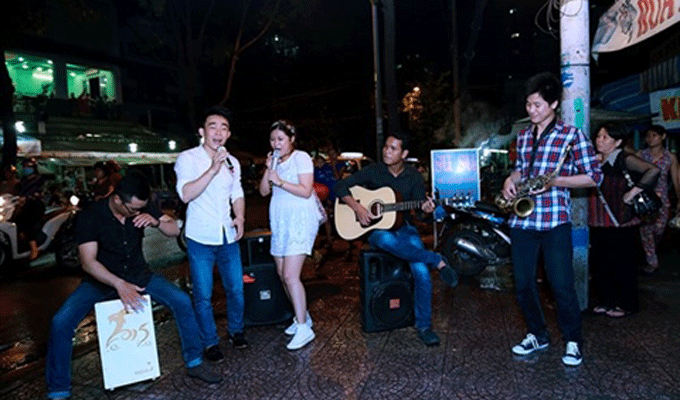 Les jeunes chanteurs de rue animent les grandes villes
