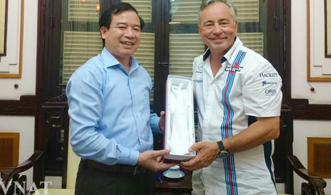 Vice Chairman Ha Van Sieu works with GM of World-Bays Club