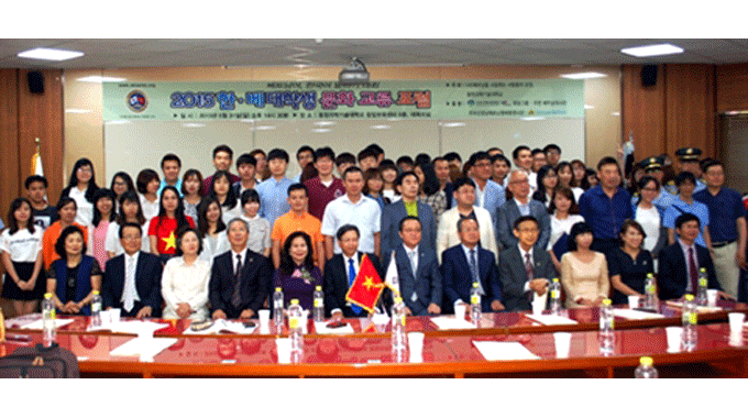 Forum d'échange culturel entre étudiants vietnamiens et sud-coréens