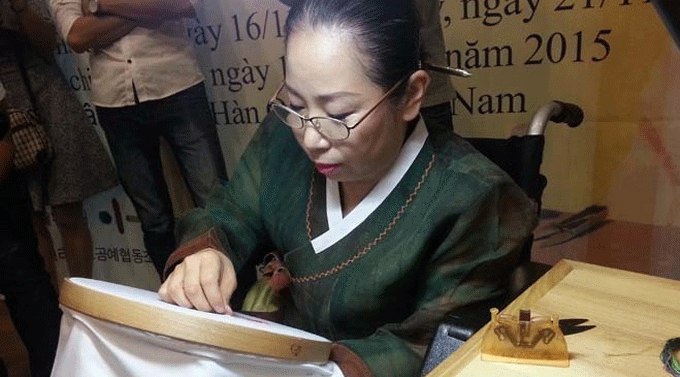 Présentation de broderies d'artisans sud-coréens au Viet Nam