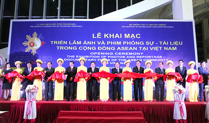 Exposition de photos et de documents sur la communauté de l’ASEAN au Viet Nam