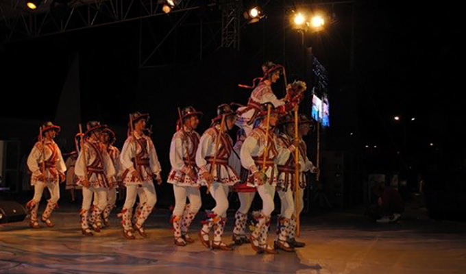 Présentation de danses folkloriques roumaines au Viet Nam