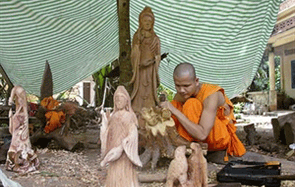 Les moines-sculpteurs de la pagode Phnô Rôkar