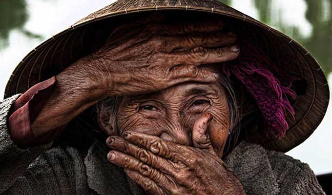French photographer presents ‘hidden smile’ photo to Vietnamese museum