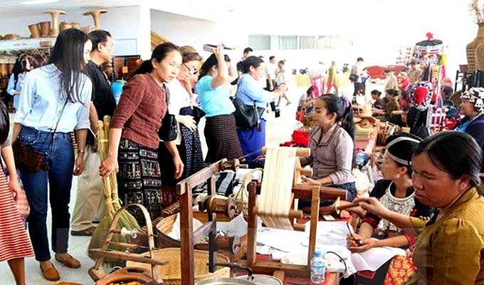 Viet Nam’s handicraft products showcased in Laos