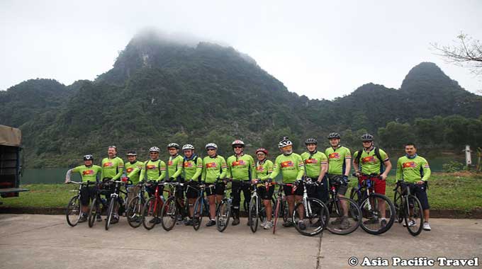 The U.S. Ambassador to Viet Nam - Ted Osius and Ha Noi - Hue cycling journey