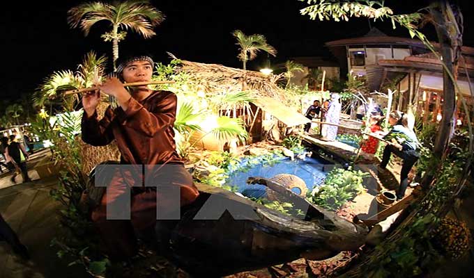 Ethnic culture village holds market of traditional delicacies