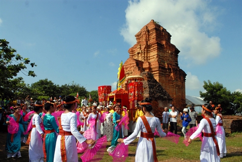 Les Cham fêtent leur Nouvel An Ramuwan à Binh Thuan