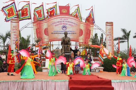 Lễ hội đền Trạng Trình Nguyễn Bỉnh Khiêm năm 2013