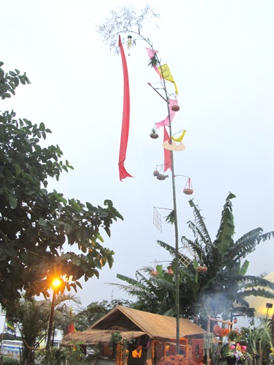 Trải nghiệm phong tục trồng cây nêu ở bảo tàng dân tộc (Hà Nội)