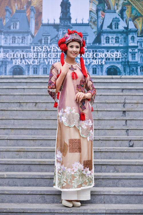 Trình diễn áo dài thổ cẩm Việt Nam tại Pháp