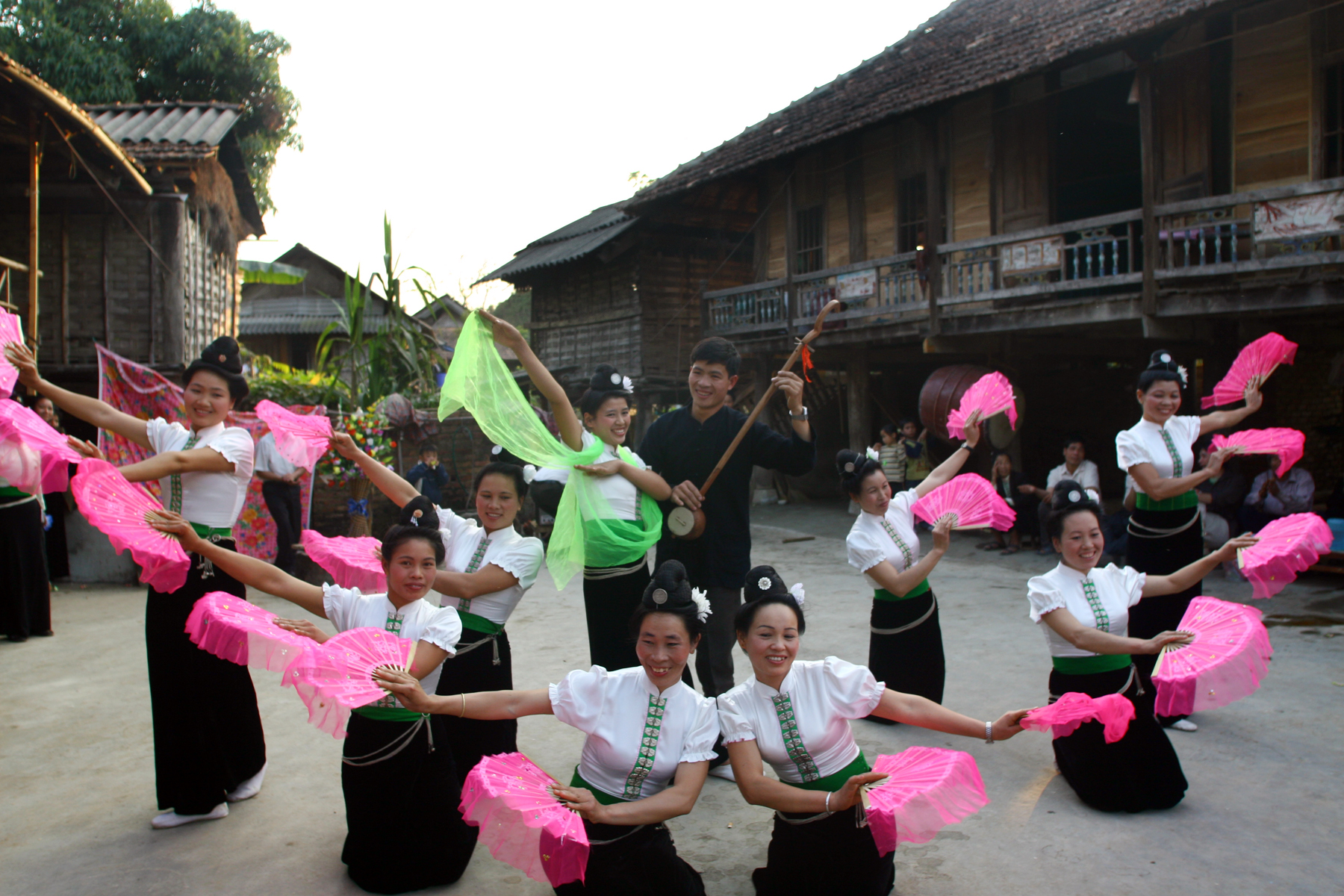 Tổ chức Ngày hội văn hoá dân tộc Thái lần thứ nhất năm 2014