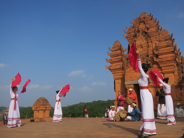 Tái hiện nghi thức trong Lễ hội Katê tại Làng Văn hoá – Du lịch các dân tộc Việt Nam