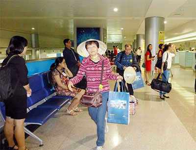Tourists change destination from Thailand to Vietnam