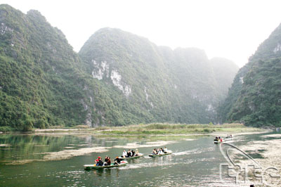 Ninh Bình tăng cường quản lý hoạt động du lịch tại khu Quần thể danh thắng Tràng An