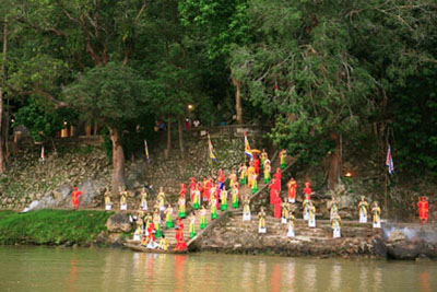 Du khách nô nức dự lễ hội Điện Hòn Chén bên sông Hương