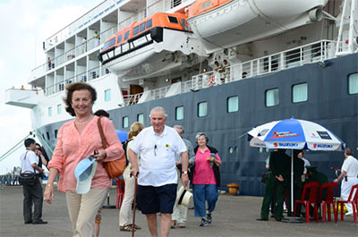 Cruise liner Hanseatic brings foreigners to Viet Nam 