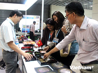 Vietnamese stand attracts customers at Mexican cultural fair 