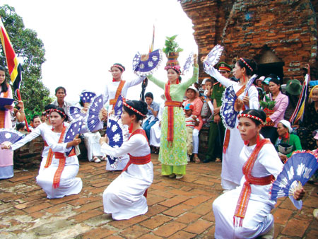 Cham ethnic people celebrate Ramadan festival