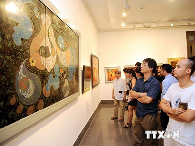 Lacquer painting display kicks off Viet Nam days in Russia