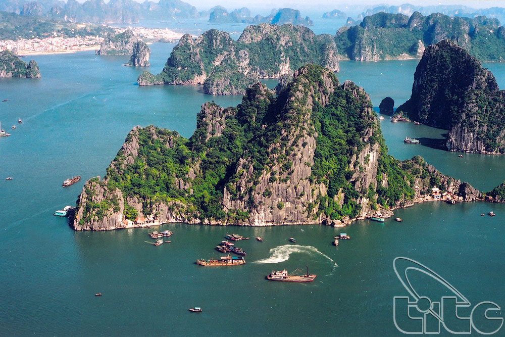 Cruise Ha Long Bay with Vietnam Private Tours