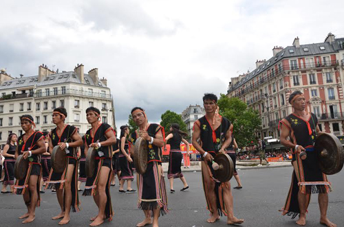 Viet Nam’s gongs resound at Paris Tropical Carnival