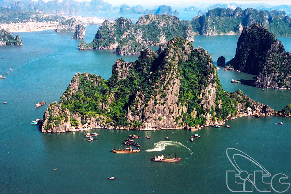 Vịnh Hạ Long nằm trong 6 điểm đến đáng khám phá trên thế giới