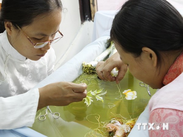 Tranh thêu tay sẽ trở thành sản phẩm du lịch mới của Quảng Ninh