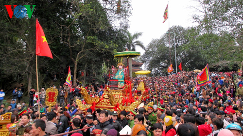 Hàng nghìn du khách về lễ hội đền Đông Cuông 
