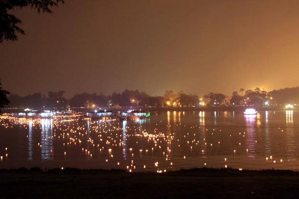 Thắp sáng 7 đóa sen khổng lồ trên dòng sông Hương