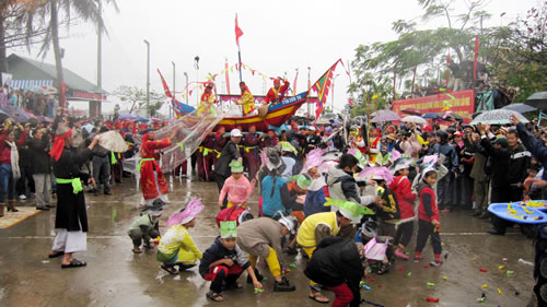 Hàng ngàn người tham dự lễ hội cầu ngư 