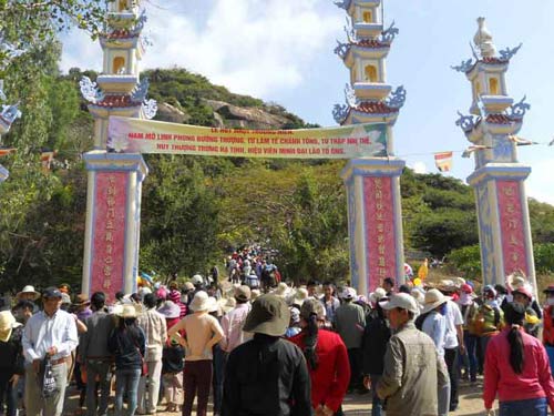 Hàng trăm ngàn du khách dự hội chùa Ông Núi tại Bình Định