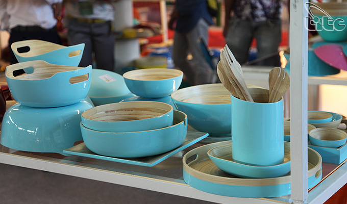Nhiều sản phẩm hấp dẫn tại Hội chợ quà tặng hàng thủ công mỹ nghệ Hà Nội 2015