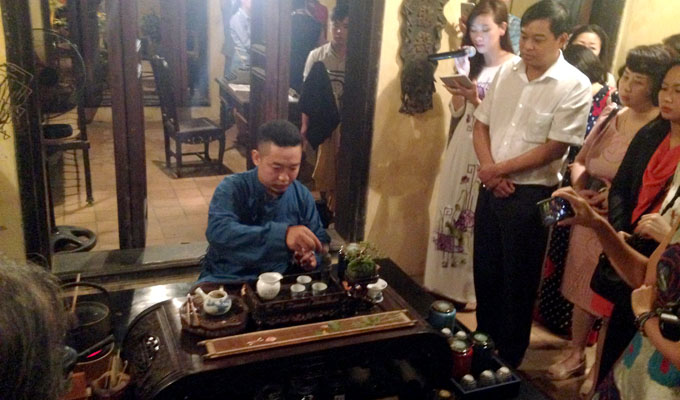 L’art du thé vietnamien dans une maison classée de Hanoi