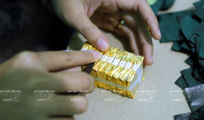 La fabrication de feuilles d’or du village de Kiêu Ky