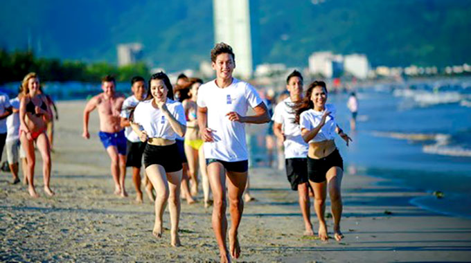 Giới trẻ Đà Nẵng hào hứng tham dự sự kiện Đôi chân trần trên biển