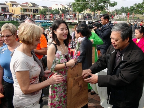 Quang Nam et Cà Mau attirent de nombreux touristes pendant le Têt