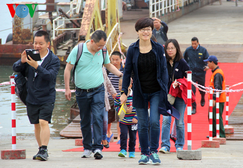 Tàu Costa Victoria chở 2.500 du khách quốc tế “xông đất” Hạ Long