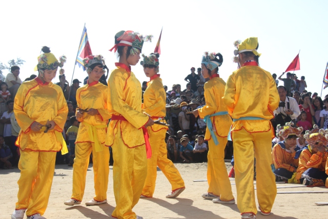 Ngư dân Sa Huỳnh làm lễ ‘xông biển’ đầu năm