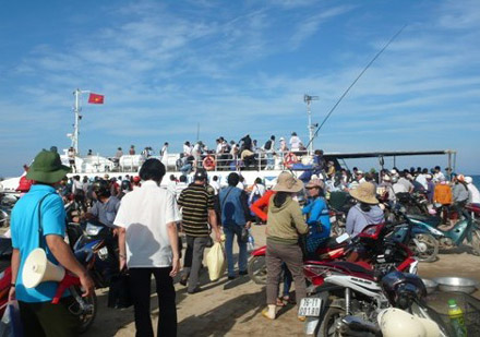 Tàu du lịch Lý Sơn hết công suất phục vụ 4000 du khách đầu năm
