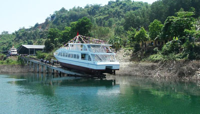Hạ thủy hai tàu tiêu chuẩn 3 sao phục vụ du lịch lòng hồ sông Đà