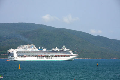 Tàu biển Sapphire Princess đưa 2.600 khách du lịch cập cảng Nha Trang