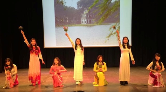 Sinh viên Việt Nam quảng bá quê hương trên đất Anh
